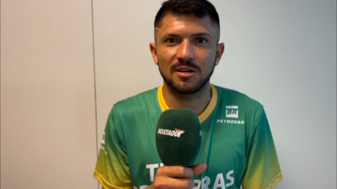 Petrúcio Ferreira com a camisa do Time Petrobras e microfone do No Ataque (foto: Pedro Bueno / No Ataque)