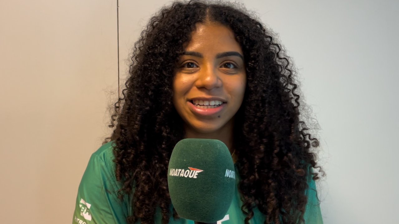 Laura Amaro com o microfone do No Ataque (foto: Pedro Bueno / No Ataque)