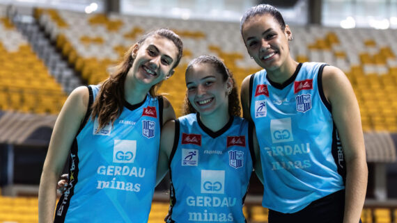 Victoria, Larissa Fortes e Giovana Guimarães com a camisa do Minas (foto:  Hedgard Moraes/Minas Tênis Clube)