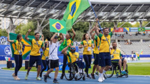 Petrúcio Ferreira foi o porta-bandeira do Brasil no Mundial de Paratletismo Paris 2023 - Crédito: 