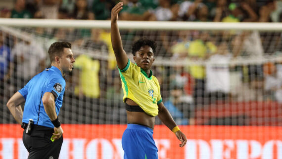 Endrick fazendo gesto com a camisa da Seleção Brasileira (foto: Tim Warner / GETTY IMAGES NORTH AMERICA / Getty Images via AFP)