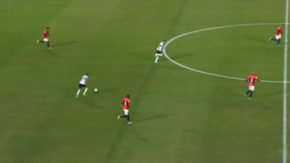 Matheus Frizzo chutou a bola com a perna esquerda e fez um golaço em Coritiba x Ituano pela Série B (foto: Reprodução SporTV)