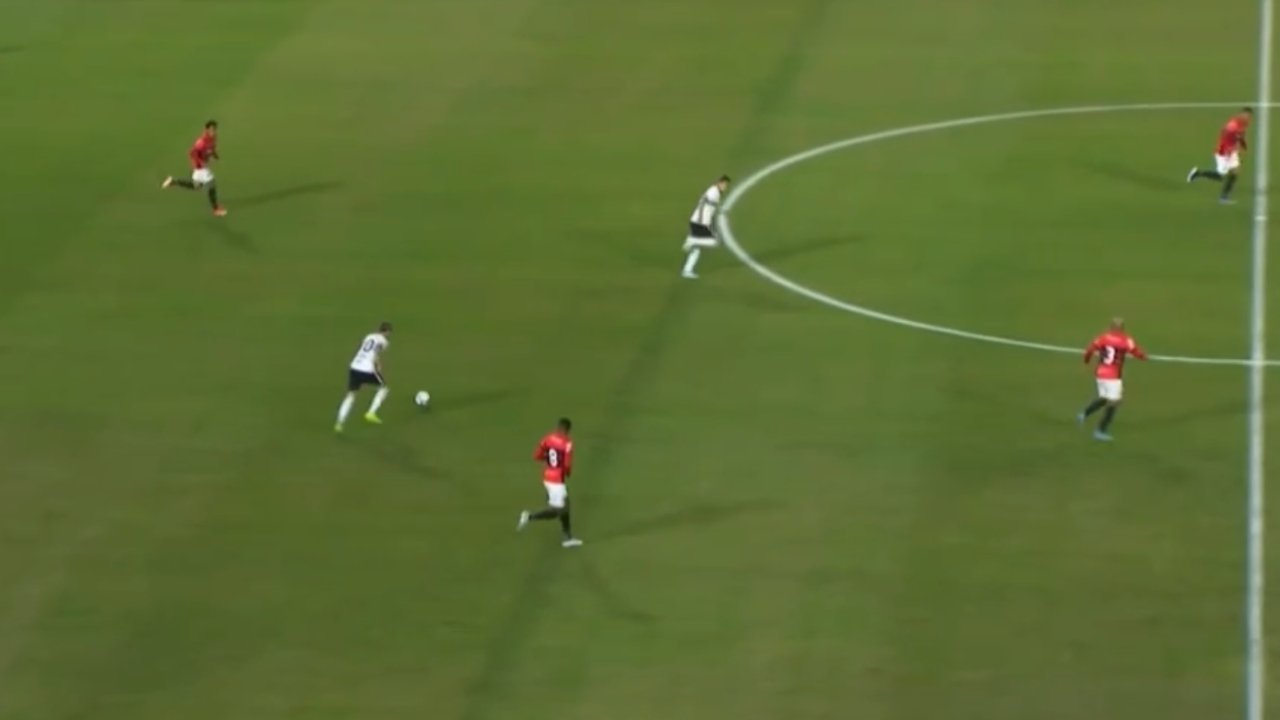 Matheus Frizzo chutou a bola com a perna esquerda e fez um golaço em Coritiba x Ituano pela Série B (foto: Reprodução SporTV)