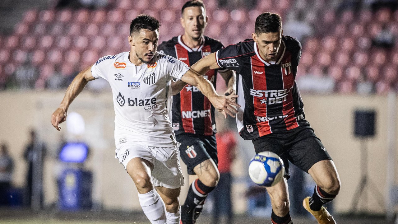 Santos e Botafogo-SP em campo pela Série B (foto: Reprodução Twitter do Santos)