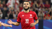 Georges Mikautadze comemorando gol pela Geórgia (foto: INA FASSBENDER / AFP)