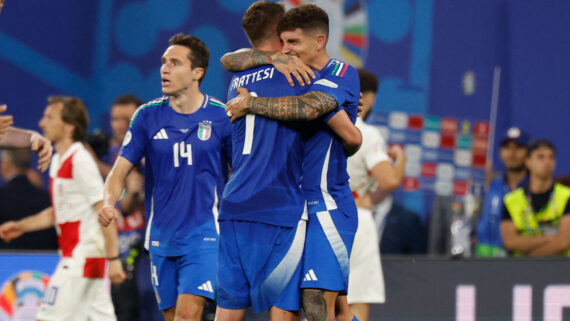 Jogadores da Itália vibraram bastante pelo empate com a Croácia (foto: Odd ANDERSEN / AFP)