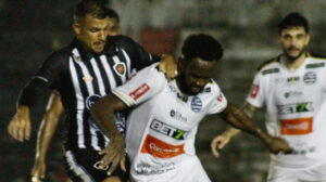 Botafogo-PB e Athletic se enfrentando no Almeidão - Crédito: 