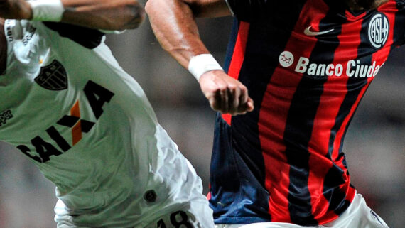 Camisas de Atlético e San Lorenzo (foto: AFP / JAVIER GONZALEZ TOLEDO)