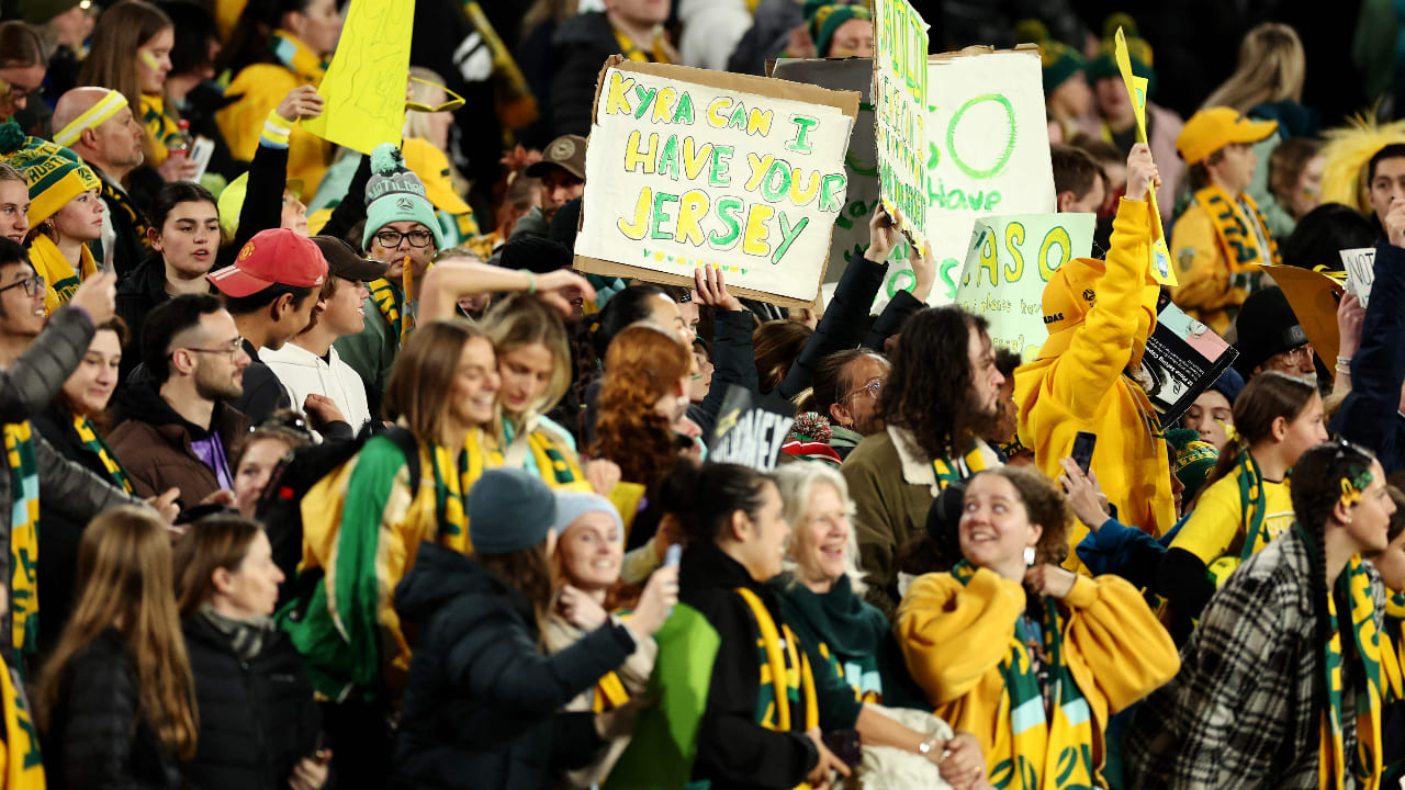 Torcedores australianos no Accor Stadium - (foto: DAVID GREY / AFP)