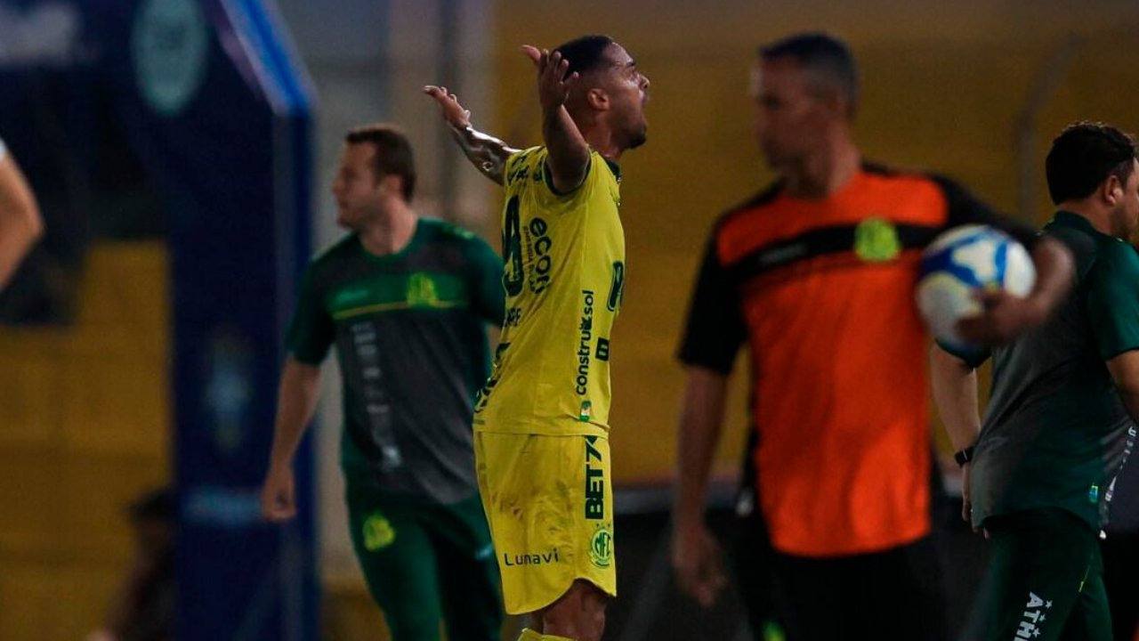 Delatorre comemorou o gol contra o Goiás (foto: Reprodução Twitter da Série B)