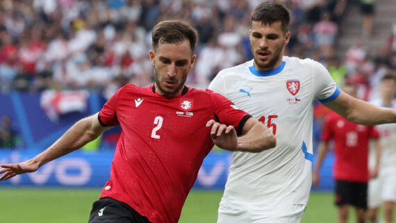 Jogadores de Geórgia e Tchéquia em campo (foto: Ronny HARTMANN / AFP)