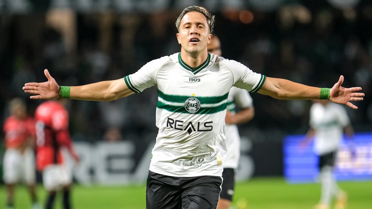 Matheus Frizzo comemorando golaço no Couto Pereira (foto: JP Pacheco / Coritiba)