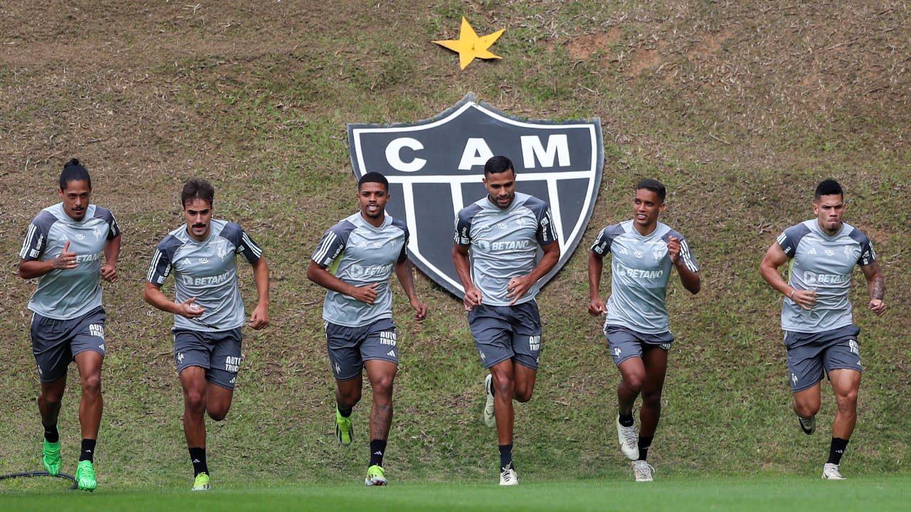 Lemos, Igor Gomes, Robert, Kardec, Pedrinho e Paulinho correndo (foto: Paulo Henrique França / Atlético)