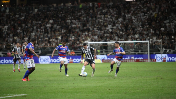 Paulinho em campo em Atlético x Fortaleza na Arena MRV (foto: Edésio Ferreira/EM D.A Press)