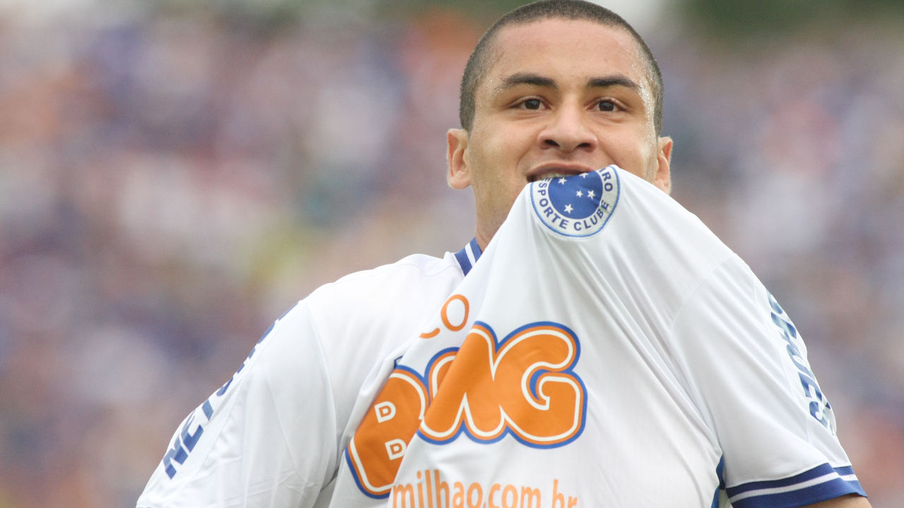 Wellington Paulista comemorando gol na vitória por 6 a 1 entre Cruzeiro e Atlético - (foto: Marcos Michelin/EM/DA Press)