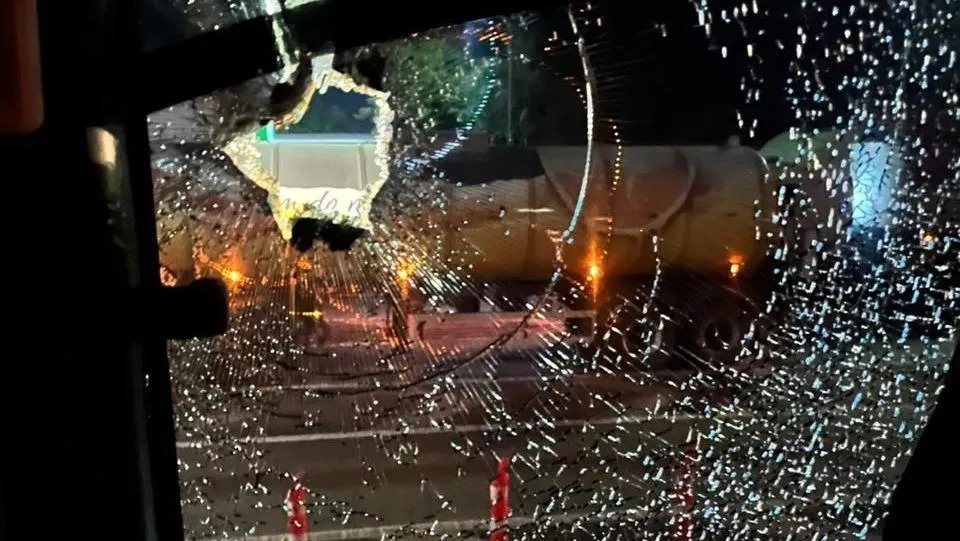 Ônibus do Santos foi depredado por vândalos após nova derrota na Série B (foto: Reprodução)