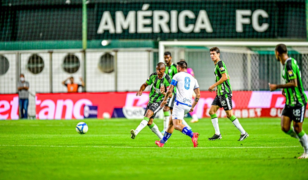 Lance do jogo entre América e Avaí (foto: Mourão Panda / América)