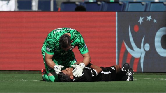 Assistente passou mal durante jogo entre Peru x Canadá (foto: Jamie Squire / AFP)