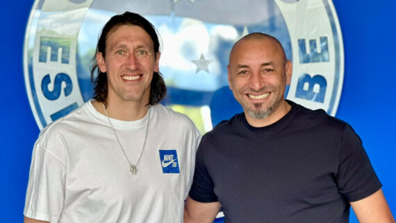 Cássio e Gomes em encontro na Toca da Raposa 2 (foto: Divulgação/Cruzeiro)