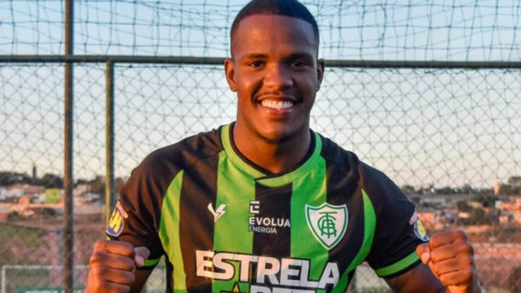 Gustavo Marques com a camisa do América (foto: João Zebral/América)