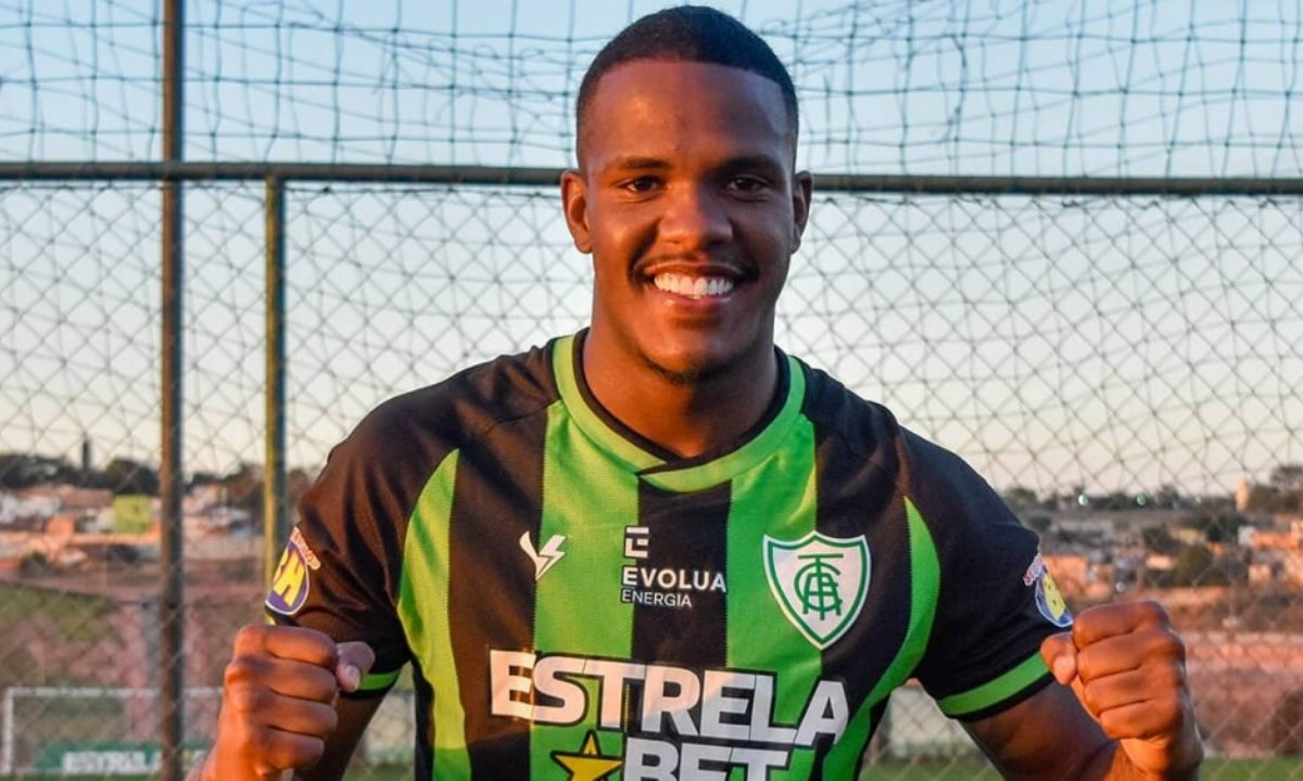 Gustavo Marques com a camisa do América (foto: João Zebral/América)