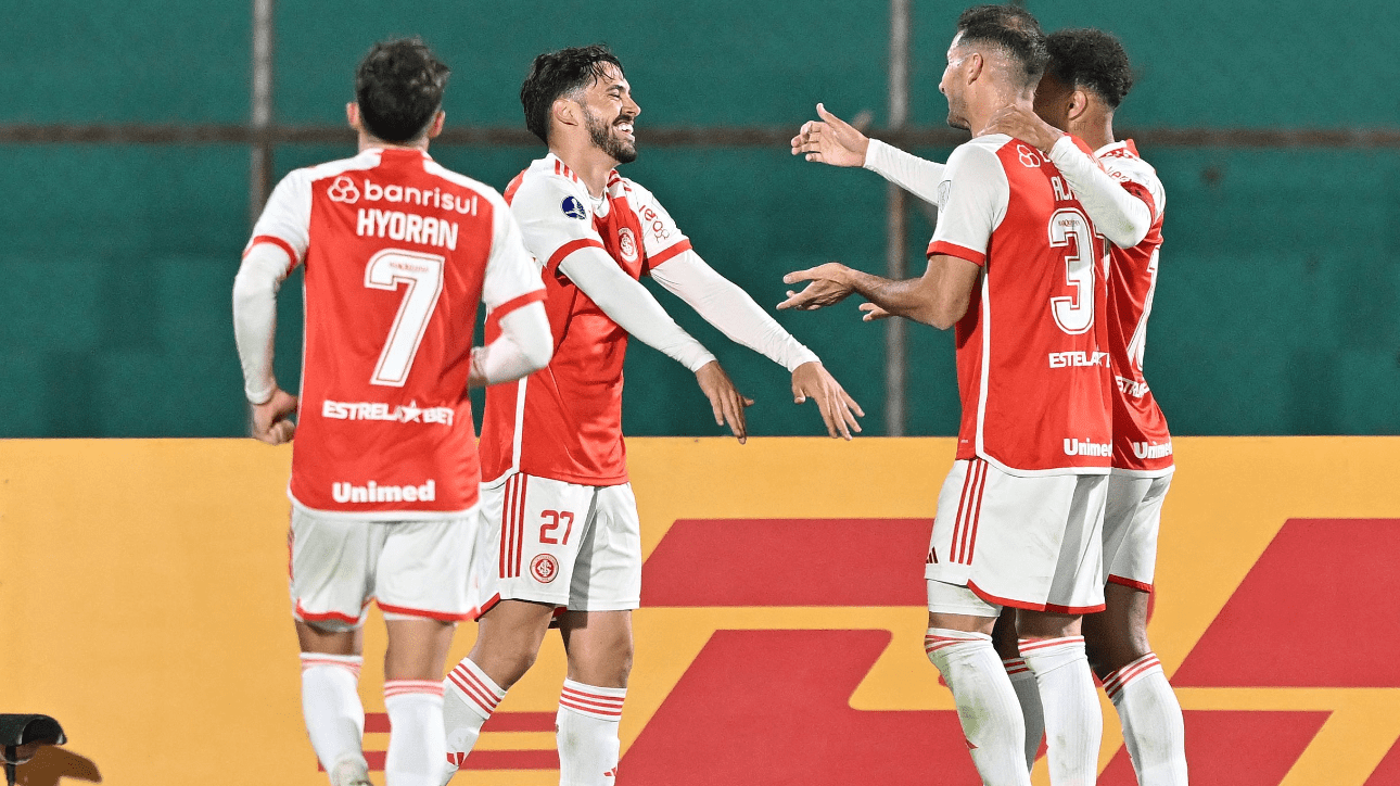 Jogadores do Internacional comemorando gol na Copa Sul-Americana (foto: Aizar Raldes/AFP)