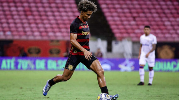 Pedro Lima em ação na semifinal da Copa do Nordeste 2024 (foto: Paulo Paiva/ Sport Recife)