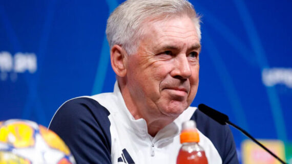 Carlo Ancelotti sorri em entrevista (foto:  Foto: Divulgação / Real Madrid)