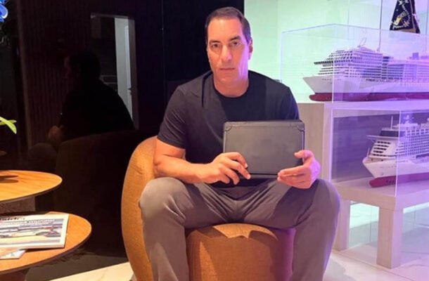 Edmundo sentado em poltrona com computador no colo (foto: - Foto: Instagram @edmundosouza10)