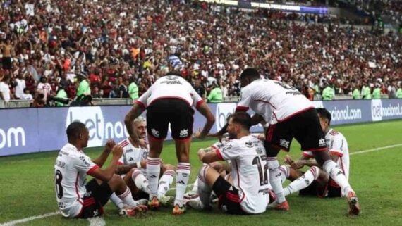 Jogadores do Flamengo comemoram um dos gols na vitória sobre o Vasco (foto: Divulgação / Flamengo)