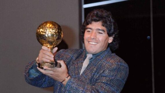 Maradona com a Bola de Ouro (foto: Pascal GEORGE / AFP)