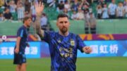 Messi cumprimenta os torcedores (foto: Divulgação/AFA)