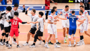 Jogadores de vôlei do Japão e da França na VNL (foto: Reprodução/FIVB)