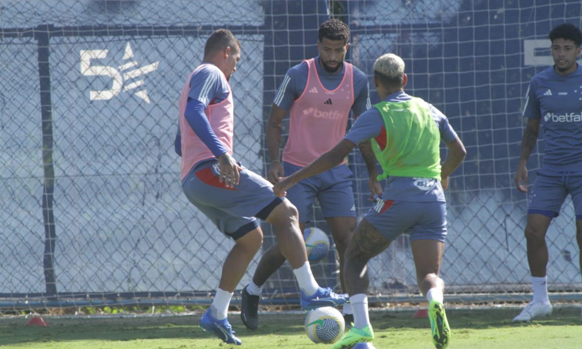 João Marcelo em treino do Cruzeiro (foto: Edesio Ferreira/EM/D.A.Press)