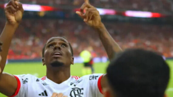 Evertton Araújo comemora o seu gol, aos 54 minutos, que garantiu o 1 a 1 do Flamengo com o Athletico, em Curitiba (foto: Reprodução/TV Globo)