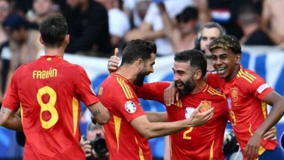 Carvajal (camisa 2) é celebrado após fazer o terceiro gol da Espanha sobre a Croácia (foto: Christophe Simon/AFP)