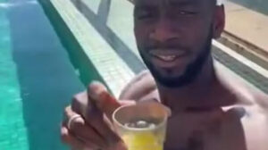 Jogador do Criciúma, Bolasie comemorou vitória sobre Atlético-GO com suco de laranja na piscina - Crédito: 