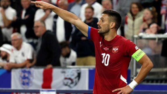 Tadic agradece presença da torcida da Sérvia em duelo com a Inglaterra pela Eurocopa (foto: Keno Tribouillard/AFP via Getty Images)