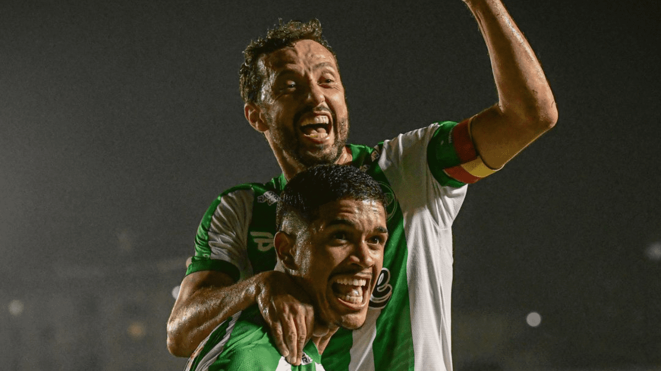 Lucas Barbosa e Nenê, do Juventude, comemorando gol sobre Atlético-GO pelo Campeonato Brasileiro (foto: Nathan Bizotto/ECJ)