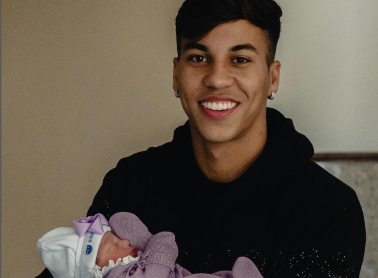 Kaio Jorge e filha em foto postada pelo jogador em suas redes sociais (foto: Redes sociais/Reprodução)