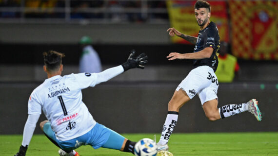 Lautaro em jogo pelo Del Valle (foto: RAUL ARBOLEDA/AFP)