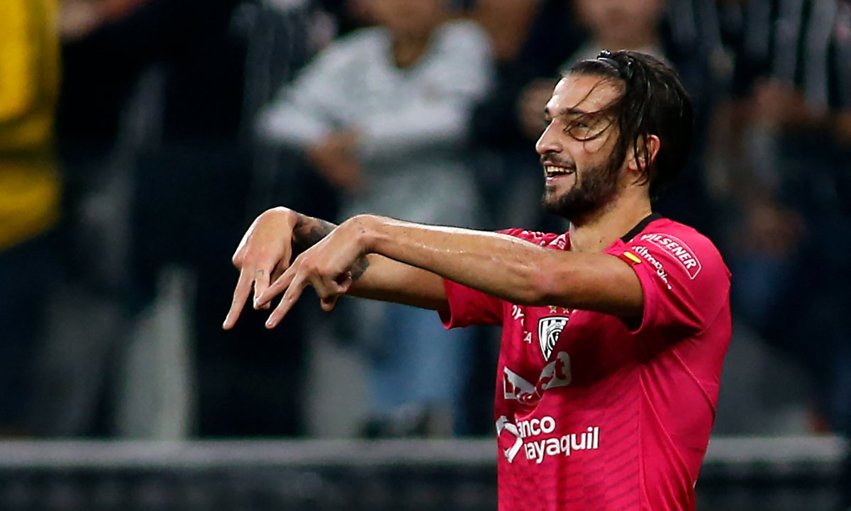 Lautaro Díaz em ação pelo Independiente del Valle (foto: MIGUEL SCHINCARIOL/AFP)
