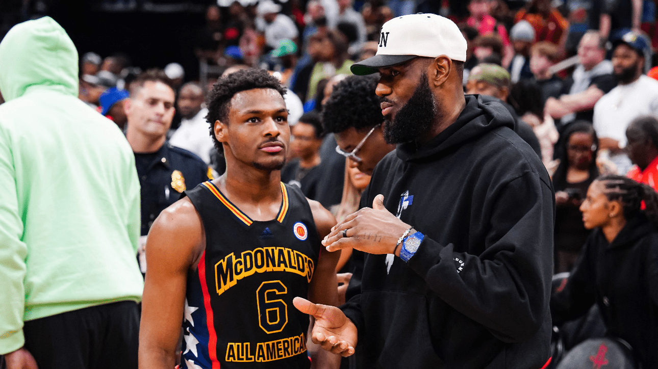 Bronny James, ala-marcador, ao lado de LeBron James, um dos maiores atletas da história do basquete (foto: Alex Bierens de Haan/Getty Imager North America/AFP)
