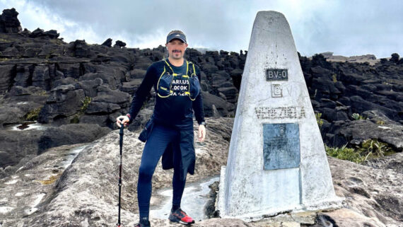 Marlus Jungton posa para foto no cume do Monte Roraima (foto: Arquivo pessoal)