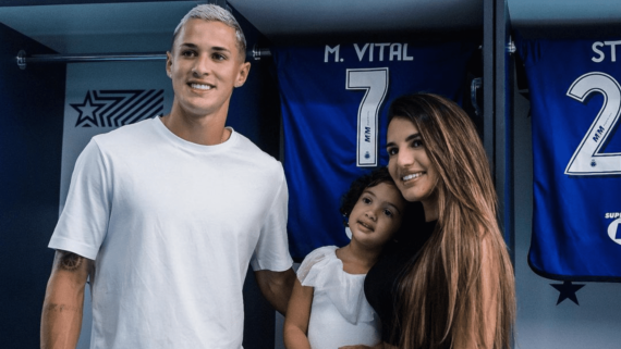 Mateus Vital, meio-campista do Cruzeiro, ao lado da mulher e da fillha (foto: Reprodução/Instagram)