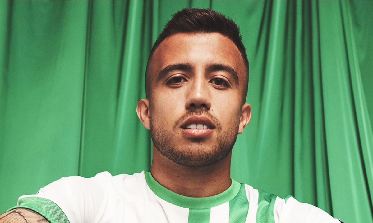 Matheus Henrique em ensaio fotográfico do Sassuolo (foto: Divulgação/Sassuolo)