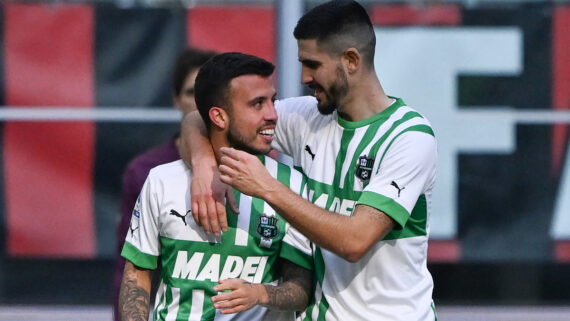 Matheus Henrique em jogo pelo Sassuolo, da Itália (foto: MIGUEL MEDINA/AFP)