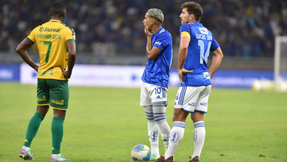 Matheus Pereira em cobrança de falta (foto: Ramon Lisboa/EM/D.A.PRESS)