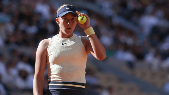 Mirra Andreeva, tenista russa que eliminou Sabalenka em Roland Garros (foto: Alain Jocard/AFP)