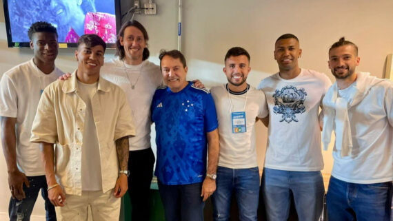 Reforços do Cruzeiro ao lado de Pedro Lourenço, dono da SAF (foto: Divulgação / Cruzeiro)